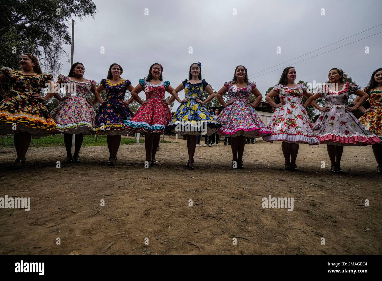 Dancers perform a traditional dance known as a “Cueca” at the country´s oldest club of Rodeo and Huasos known as “Gil Letelier” during Independence Day celebrations in Santiago, Chile, Santiago, Sunday, Sept. 18, 2022. (AP Photo/Esteban Felix) Stockfoto