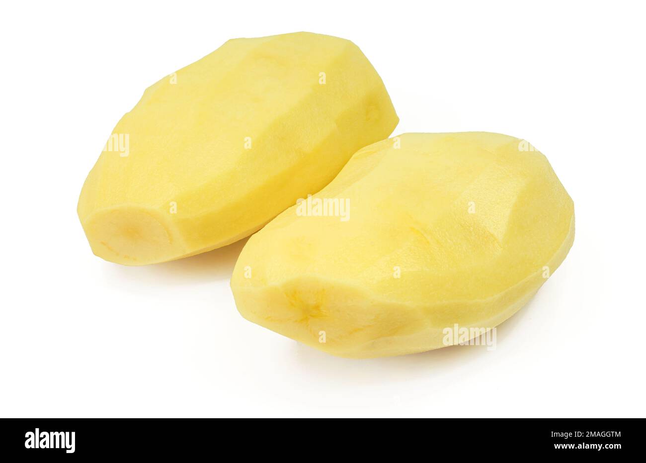 Zwei geschälte rohe Kartoffeln, isoliert auf weißem Hintergrund Stockfoto