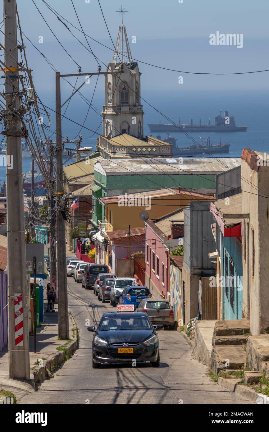 Valparaiso, Chile - 5. Dez. 2022: Steile Steilküste und Häuser mit Graffiti in Valparaiso Stockfoto