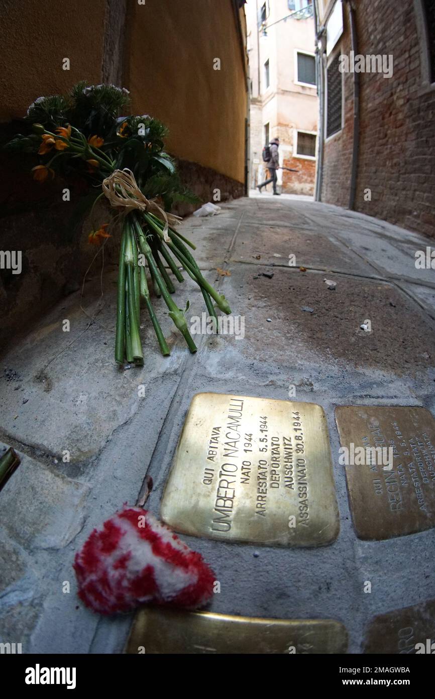 Der "Stolperstein", der Umberto Nacamulli gewidmet ist und im Alter von zwei Monaten nach Auschwitz deportiert wurde, dem jüngsten venezianischen Opfer des Holocaust am 18. Januar 2023. © Andrea MEROLA Stockfoto