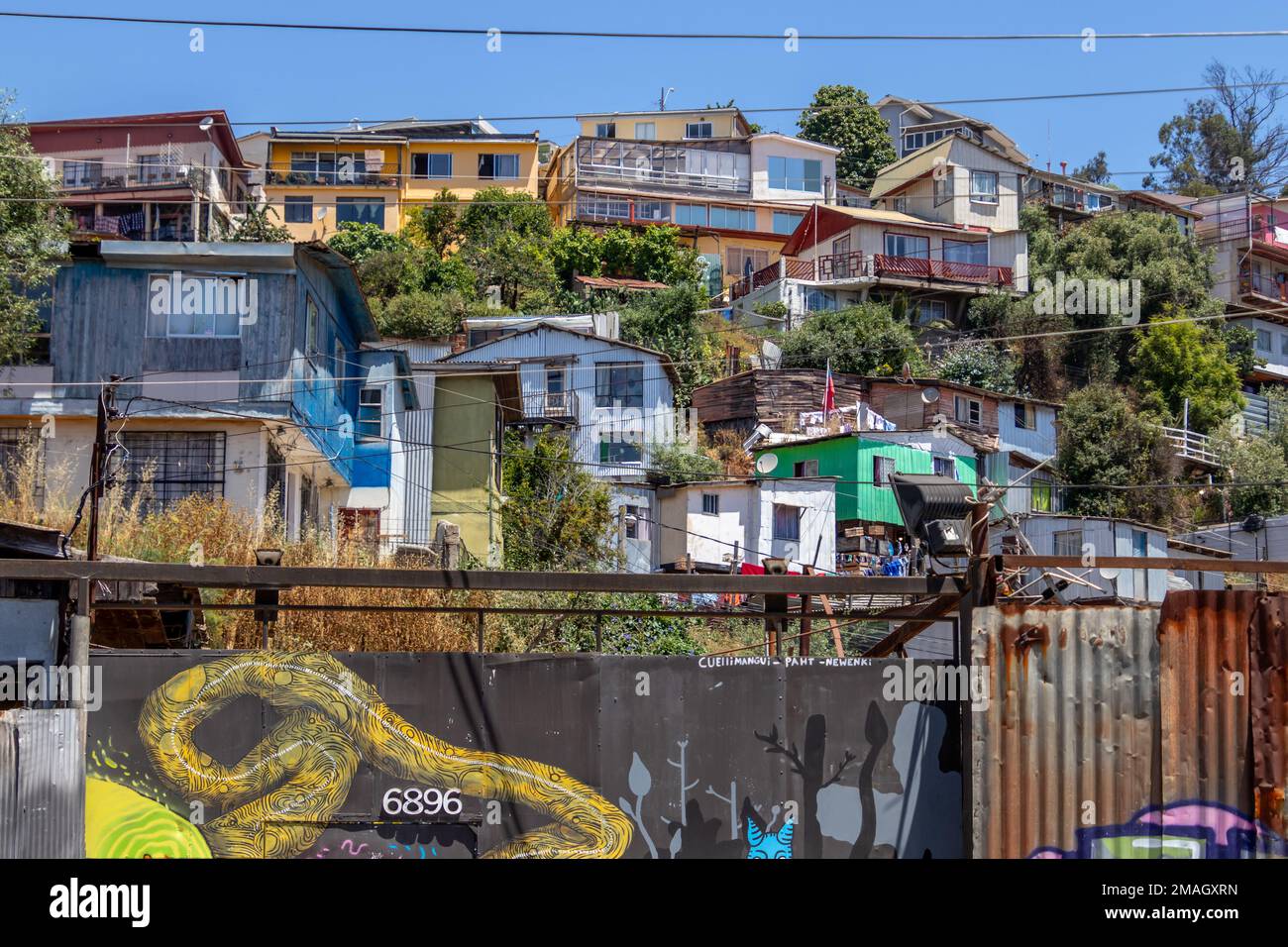 Valparaiso, Chile - 5. Dezember 2022: Farbenfrohe Häuser in einem armen Viertel von Valparaiso, das von der UNESCO zum Weltkulturerbe erklärt wurde Stockfoto