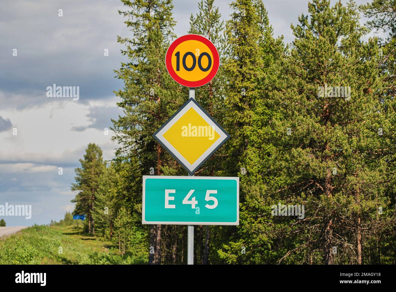 Straßenschild der Autobahn E45 und Geschwindigkeitsbegrenzung in Schweden, durchquert das Land von Nord nach Süd auf dem Weg zum Nordkap Stockfoto