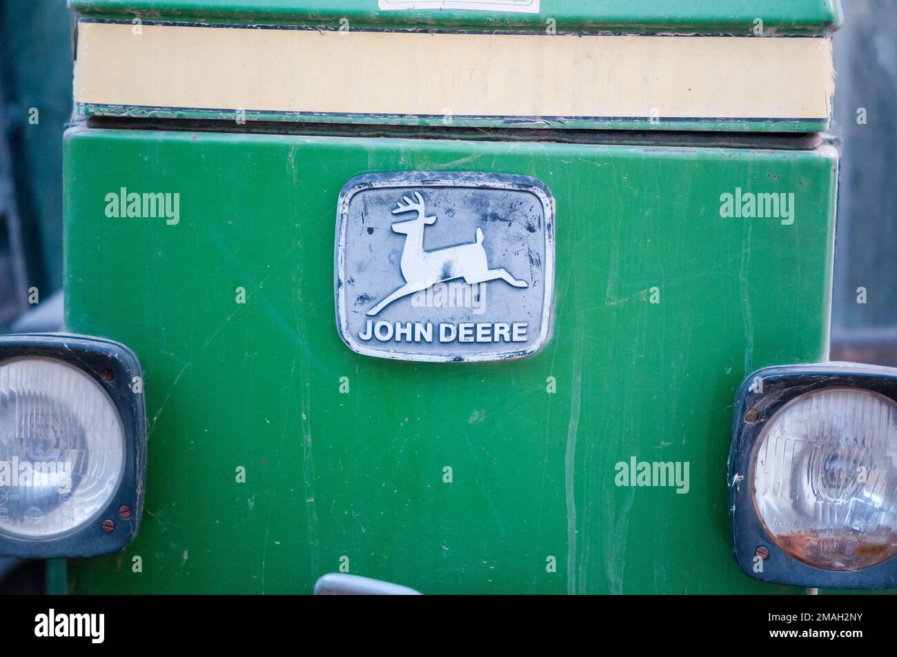 Vorderseite eines Traktors der Marke John Deere Stockfoto