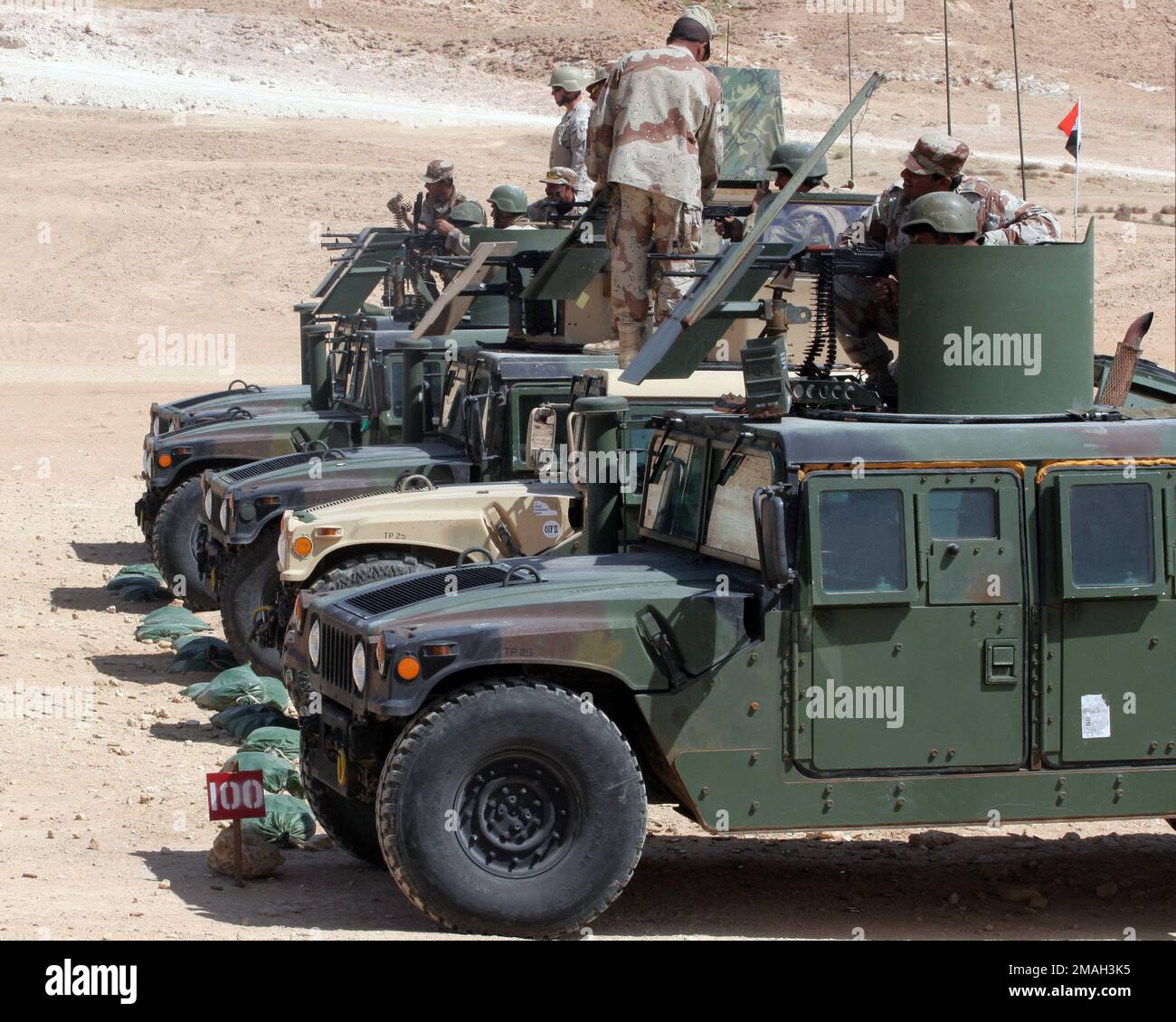 070319-M-7404B-021. [Complete] Szene Bildunterschrift: Ausbilder der 2. Brigade 7. der Irakischen Armee, Militärübergangsteam (Mitt 2-7) Unterweisen Sie die irakischen Soldaten, während sie PKC-Maschinengewehre aus den Türmen von Mehrradfahrzeugen mit hoher Mobilität (HMMWV) abfeuern, während sie am 9. März 2007 eine Feuerübung am Feuer- und Manövrierbereich auf dem Luftwaffenstützpunkt Asad, Irak, durchführen. 2. Bataillon 7. Das militärische Übergangsteam der irakischen Armee-Division wird als Teil der MNF-W zur Unterstützung der Operation Iraqi Freedom in der Provinz Anbar im Irak eingesetzt, um die irakischen Sicherheitskräfte zu entwickeln und die Entwicklung von Offi zu erleichtern Stockfoto