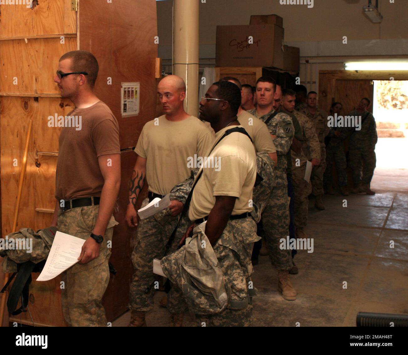 070320-M-2550C-003. [Complete] Scene Caption: Am 20. März 2007 in den USA Soldaten warten darauf, Blut zu spenden, nachdem irakische Zivilisten aus Ramadi nach dem Angriff der antiirakischen Kräfte (AIF) in das Charlie Medical Center im Camp Ramadi gebracht wurden, nachdem die Zivilisten den Koalitionstruppen angeblich von der Tätigkeit der AIF im Stattalion erzählt hatten. 6. Einsatzgebiet der Marines (/6). Während des Angriffs wurden 5 Menschen im Kampf getötet und verletzt. /6 wird zur Unterstützung der Operation Iraqi Freedom in der irakischen Provinz Anbar MNF-W eingesetzt, um irakische Sicherheitskräfte aufzubauen und die Entwicklung zu erleichtern Stockfoto