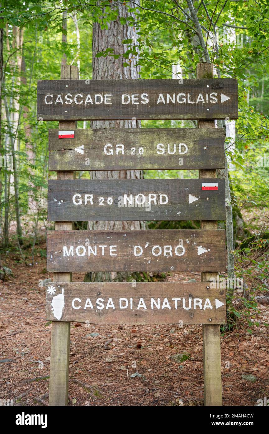 GR20 Wegweiser Nord und Süd im Wald von Vizzavona, Korsika, Frankreich Stockfoto