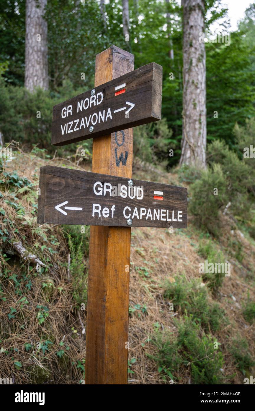Holzschild GR20 Nord und Süd zwischen Vizzavona und E Capanelle, Korsika, Frankreich Stockfoto