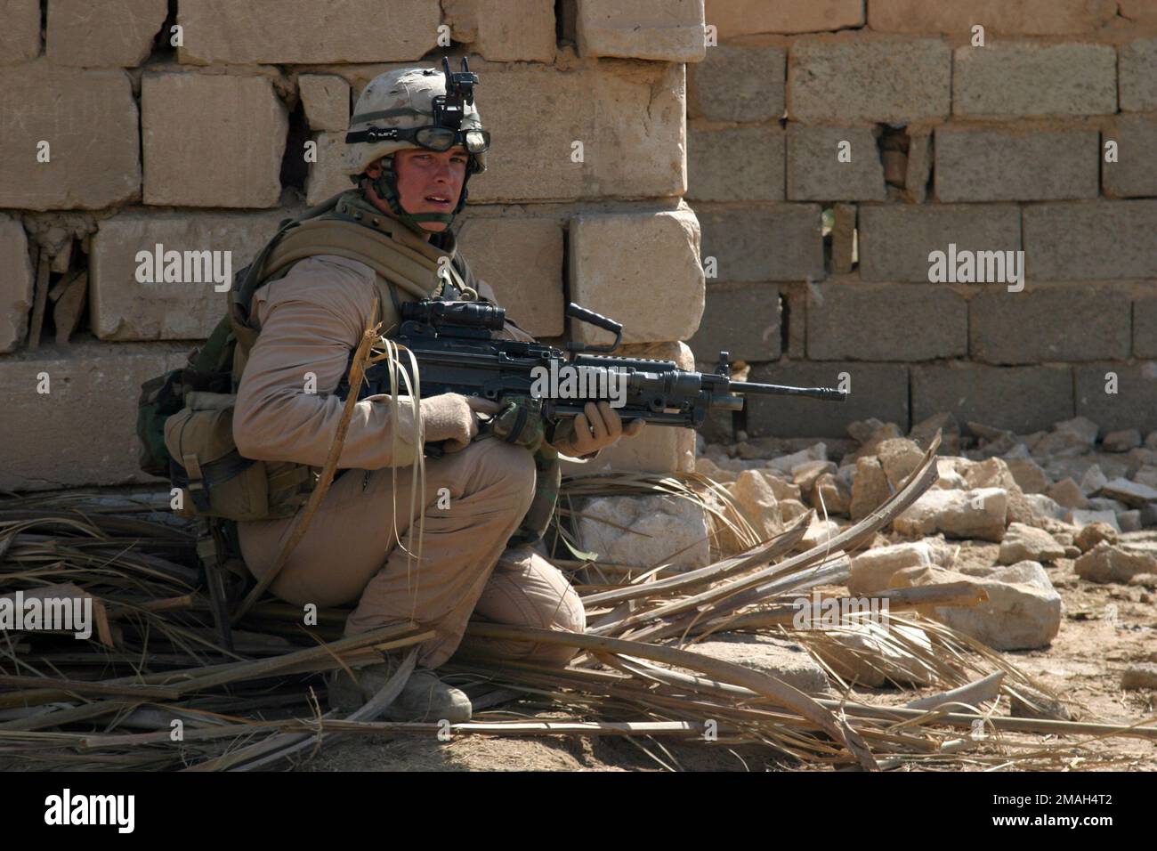 070323-M-6412C-010. [Complete] Bildunterschrift: USA Marinekorps Lance CPL. Ian M. Taylor aus Port Orchard, Washington. Mit 3. Zug, E-Kompanie, 2. Bataillon, 7. Marines bietet Sicherheit außerhalb eines Hauses, während andere Marines die Umgebung während der Operation Zaidon II am 23. März 2007 nach Aktivitäten der Anti-Irakischen Truppe durchsuchen. Task Force 2. Bataillon, 7. Marines führt die Operation Zaidon II in Zaidon, Irak durch, um die Stadt von antiirakischen Streitkräften zu befreien und ihnen die weitere Nutzung des Gebiets in Zukunft zu verweigern. Das Regimentalkampfteam 6 wird mit den Multinationalen Streitkräften West eingesetzt, um die Operation zu unterstützen Stockfoto