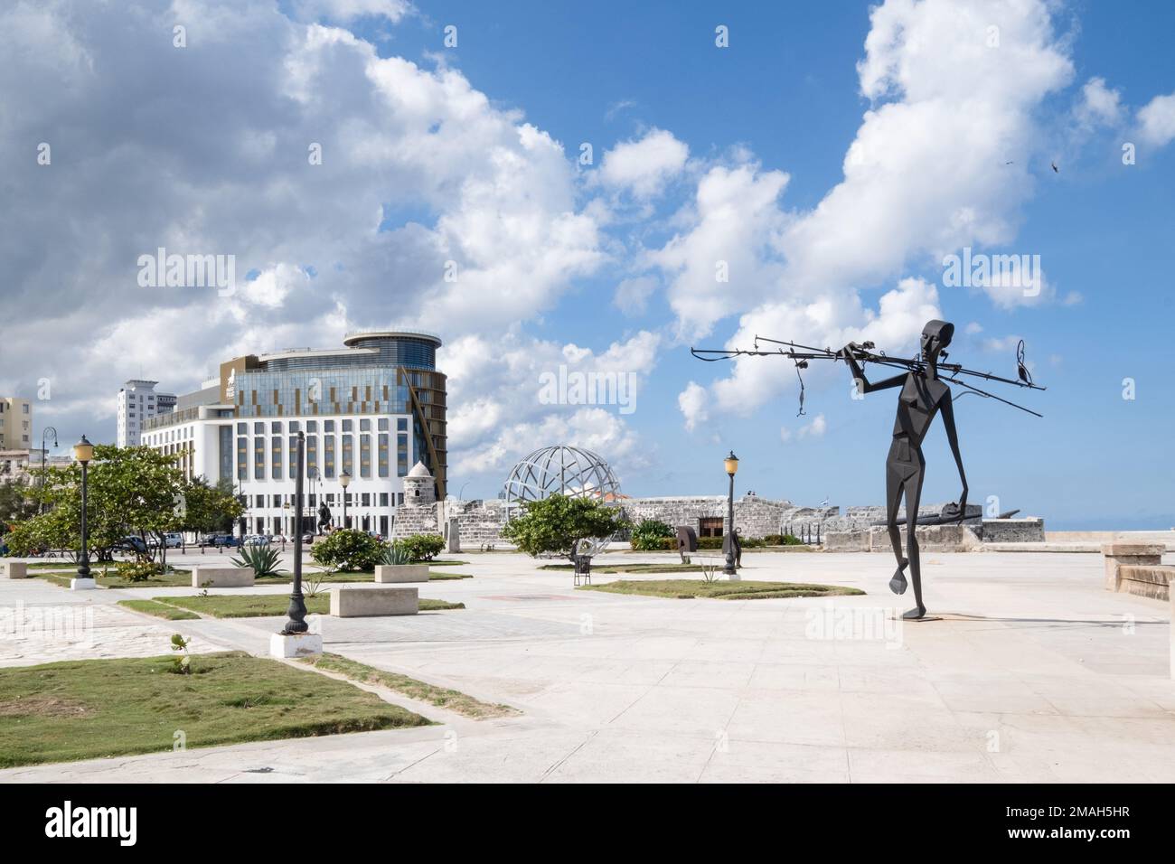 Skulptur einer Person mit Angelruten, Parque La Punta (Tip Park), Havanna, Kuba Stockfoto