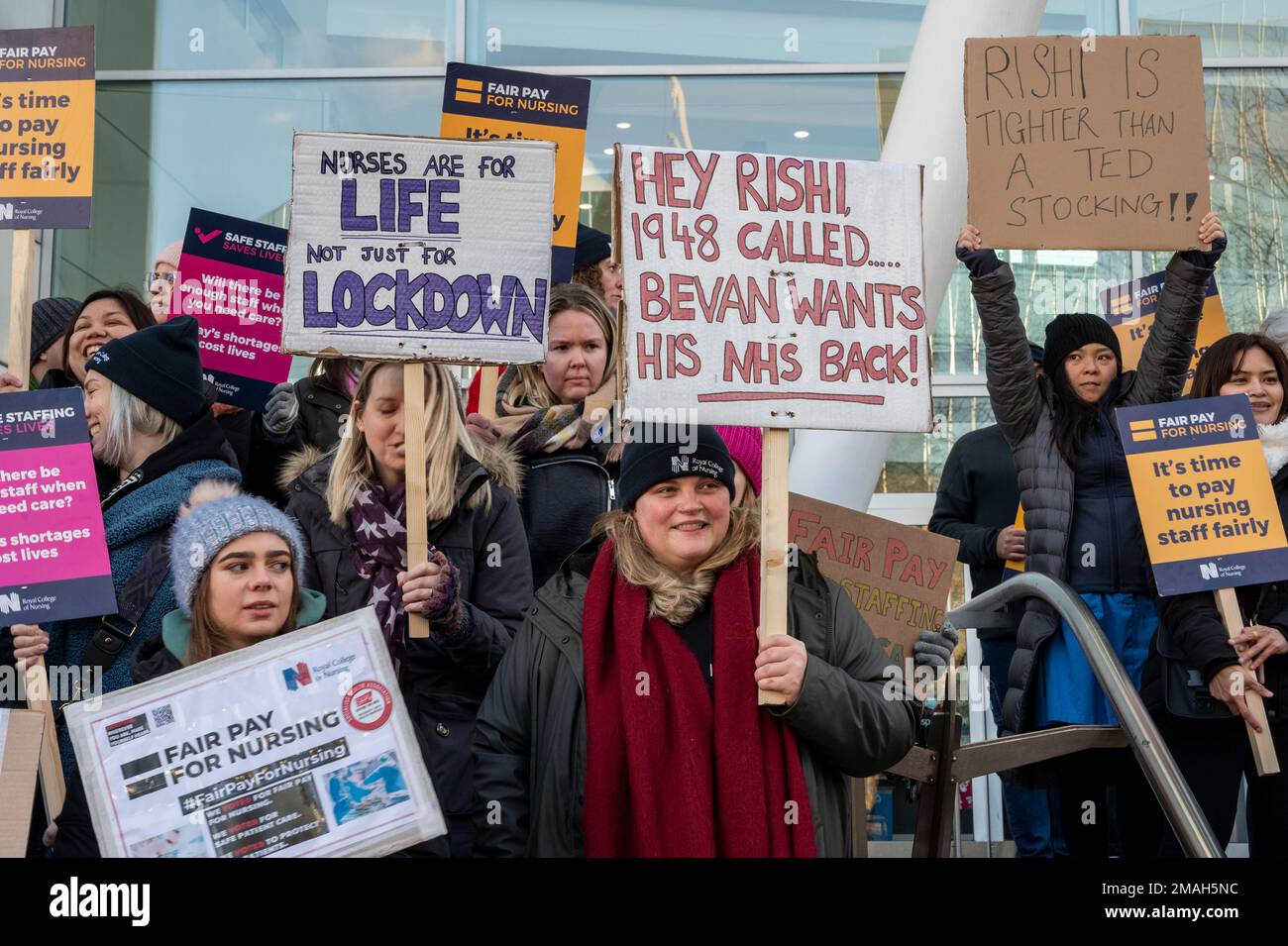 Krankenschwestern außerhalb des UCH-Krankenhauses, streikend nach mehr Bezahlung, bessere Personalausstattung. Plakate „Krankenschwestern sind für das Leben, nicht nur für die Abriegelung“ „Bevan will seinen NHS zurück“ Stockfoto