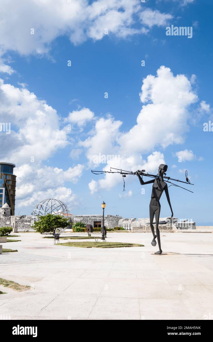 Skulptur einer Person mit Angelruten, Parque La Punta (Tip Park), Havanna, Kuba Stockfoto