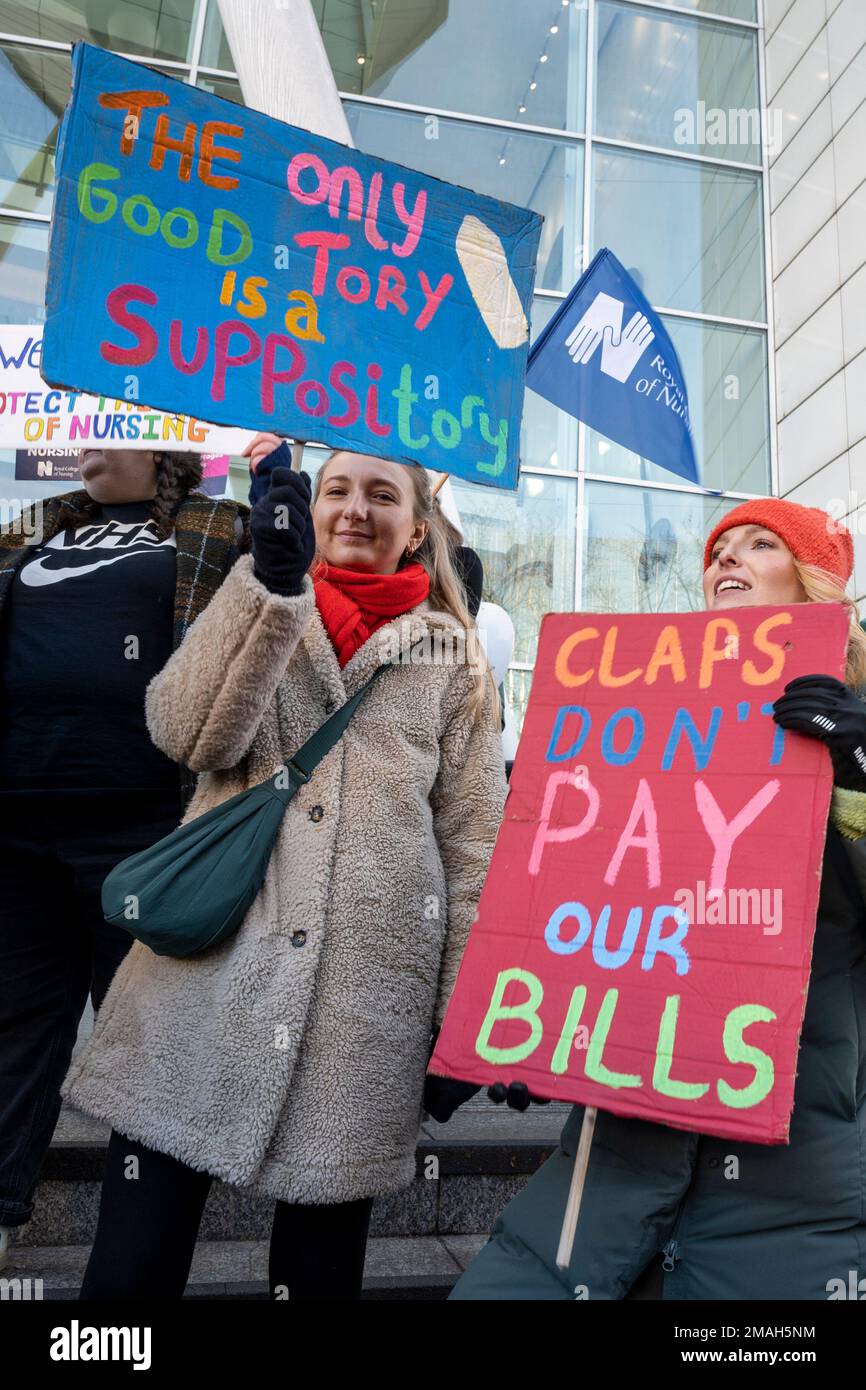 Krankenschwestern außerhalb des UCH-Krankenhauses, London, streikend nach mehr Bezahlung verbesserte Personalausstattung. Plakate: "Nur der gute Tory ist ein Zäpfchen", "Klatsch zahlt unsere Rechnungen nicht". Stockfoto