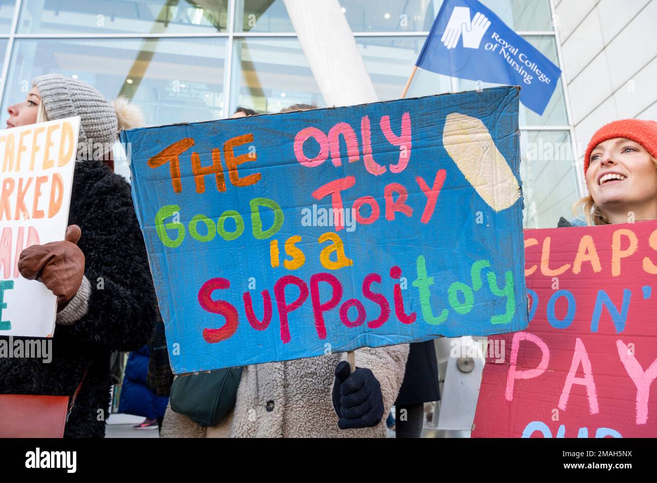 Krankenschwestern außerhalb des UCH-Krankenhauses, London, streiken nach mehr Bezahlung und verbesserter Personalausstattung mit Plakaten „der einzig gute Tory ist ein Zäpfchen“. Stockfoto