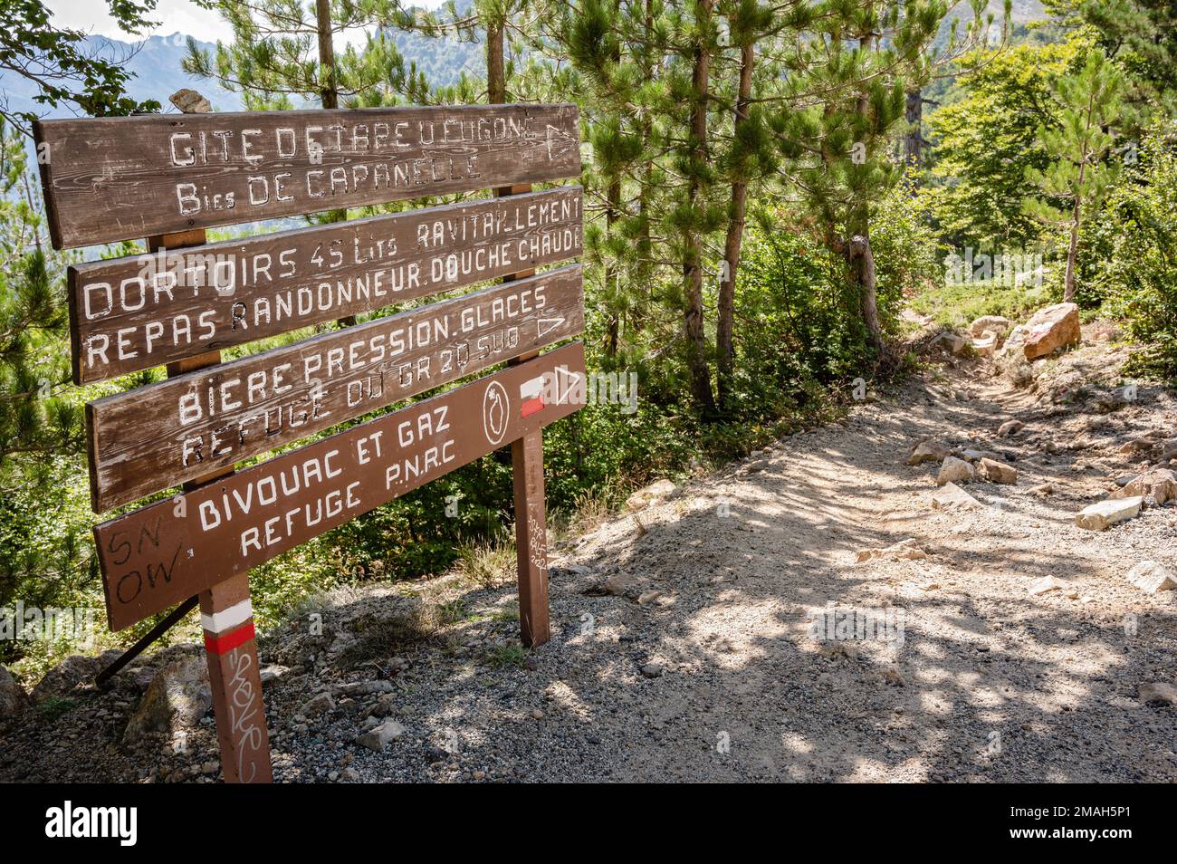 Holzschild Gite U Fugone auf der GR20, Korsika, Frankreich Stockfoto