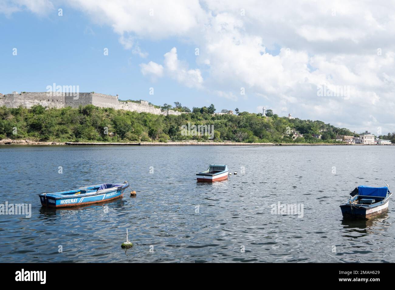 Blick von Havanna auf El Cristo de La Habana in Casa Blanca, Kuba Stockfoto