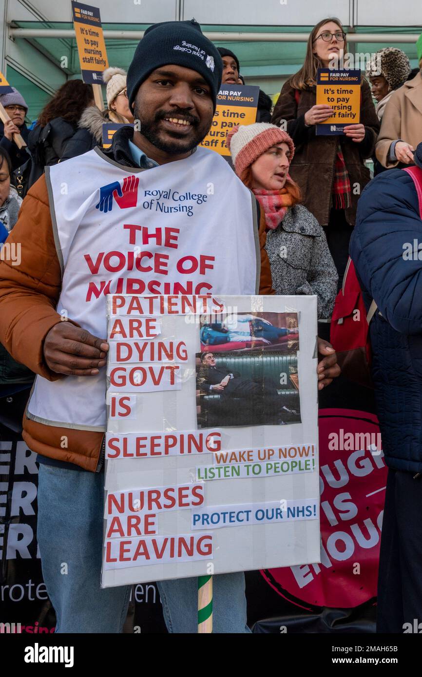 Krankenschwestern vor dem UCH Hospital, London, streikend nach mehr Bezahlung und verbesserter Personalausstattung. Pfleger mit Plakat "Patienten sterben, Regierung schläft". Stockfoto