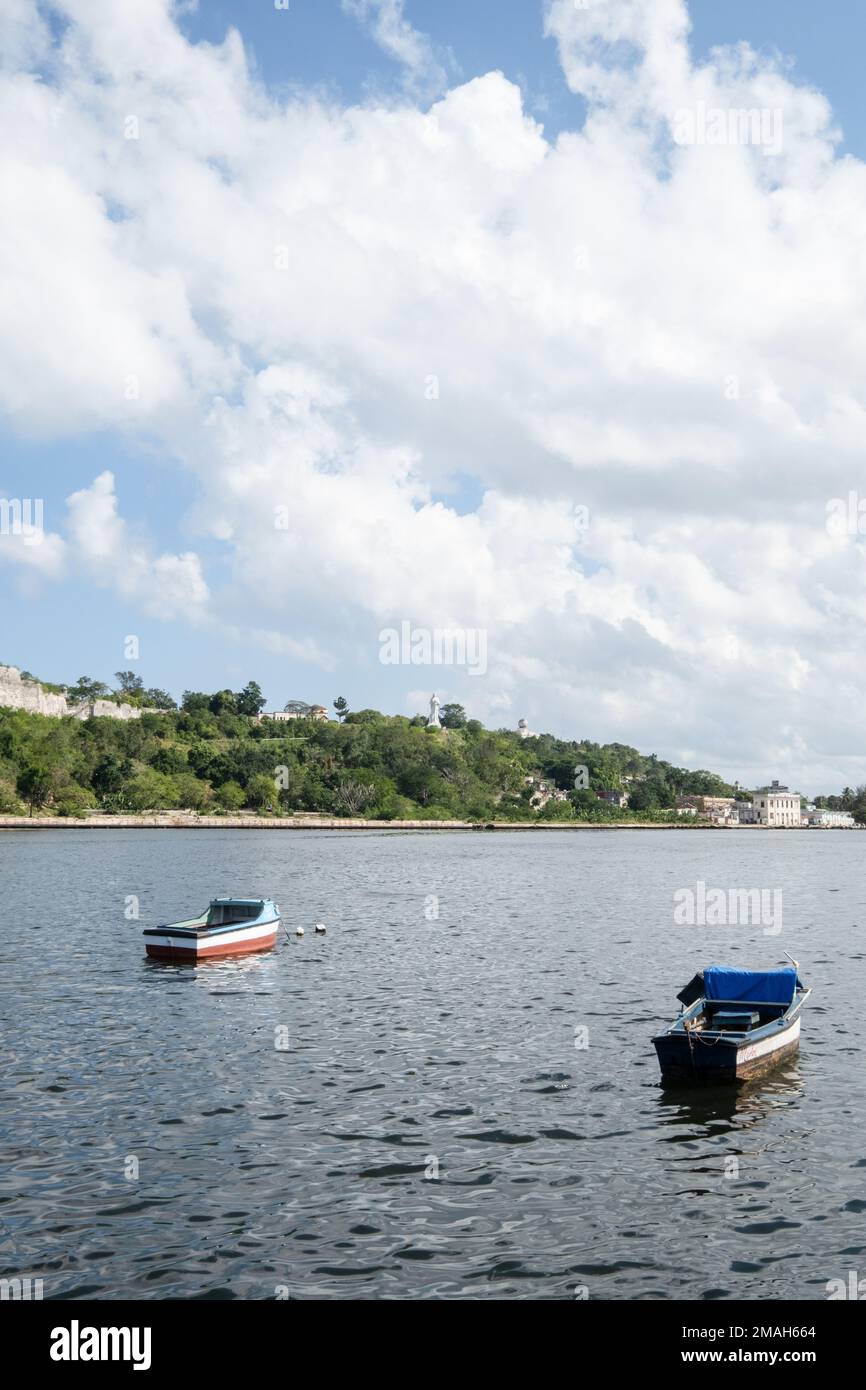 Blick von Havanna auf El Cristo de La Habana in Casa Blanca, Kuba Stockfoto