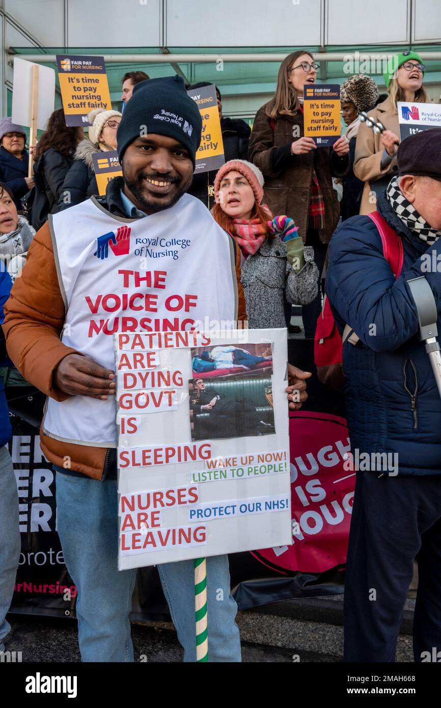 Krankenschwestern vor dem UCH Hospital, London, streikend nach mehr Bezahlung und verbesserter Personalausstattung. Pfleger mit Plakat "Patienten sterben, Regierung schläft". Stockfoto