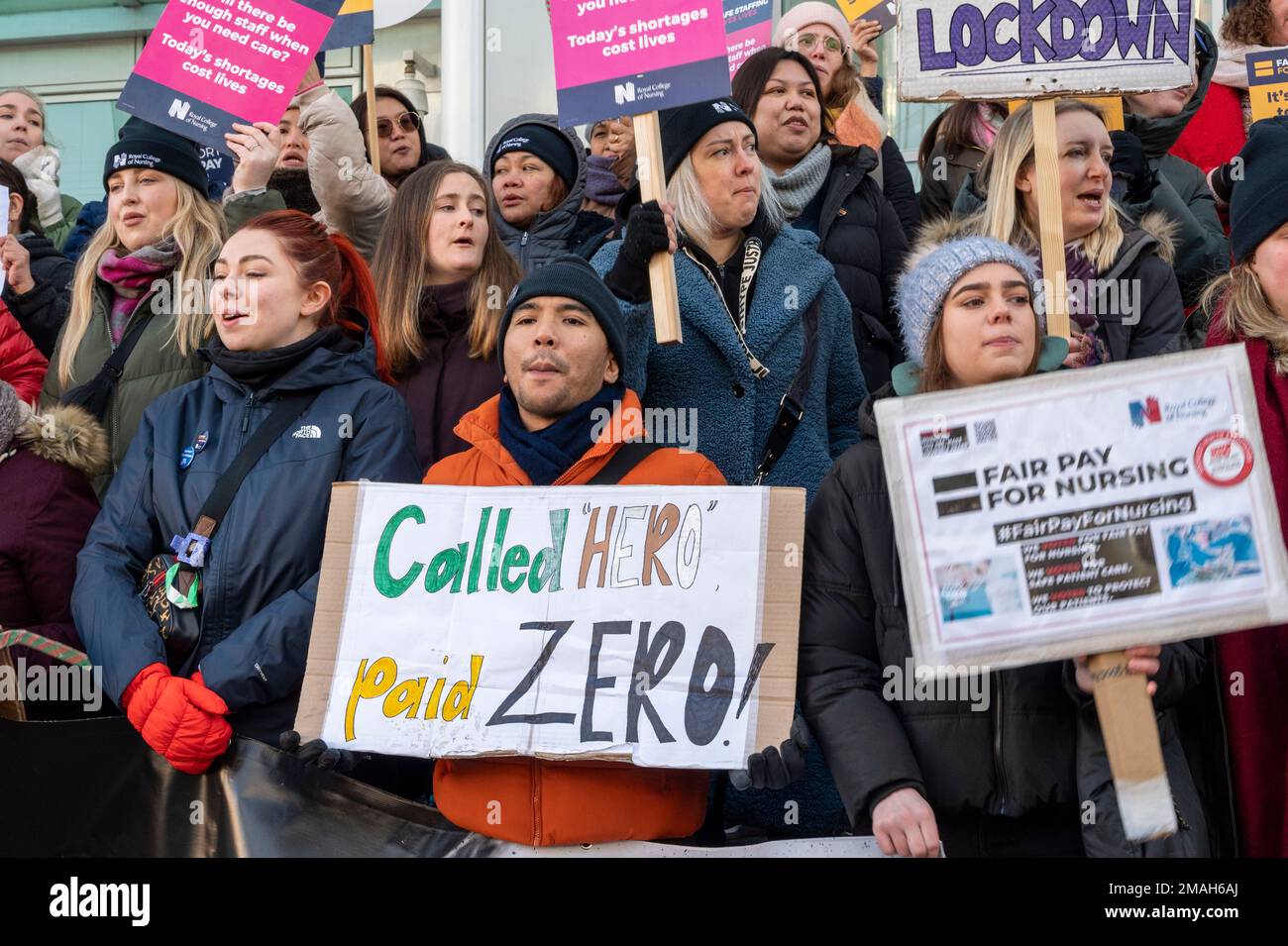 Krankenschwestern vor dem UCH Hospital, London, streikend nach mehr Bezahlung und Personal mit Plakaten „Named Hero, Paid Zero“, „Fair Pay for Nursing“. Stockfoto