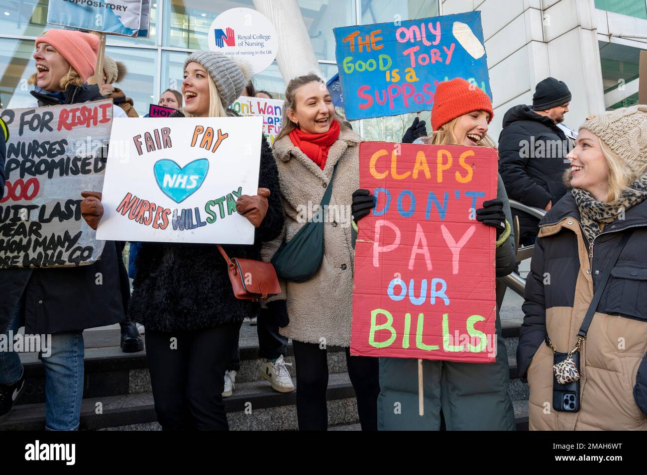 Krankenschwestern vor dem UCH Hospital, London streikend nach mehr Bezahlung und Personal mit Plakaten 'Fair Pay' 'Trips do't Pay Bill' 'Only Good Tory is suppository'. Stockfoto
