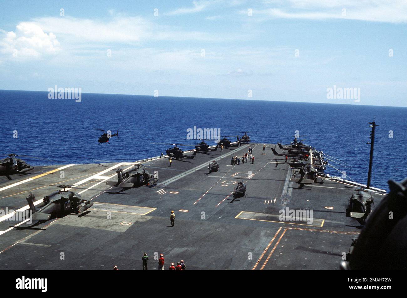 AH-1 Cobra Gunship Helikopter bereit zum Start während einer Flugübungen auf dem Flugzeugträger. UH-60 Black Hawk (Blackhawk) sind im Vordergrund. Betreff Operation/Serie: WIEDERHERSTELLUNG DER DEMOKRATIEBASIS: USS Dwight D Eisenhower (CVN 69) Stockfoto