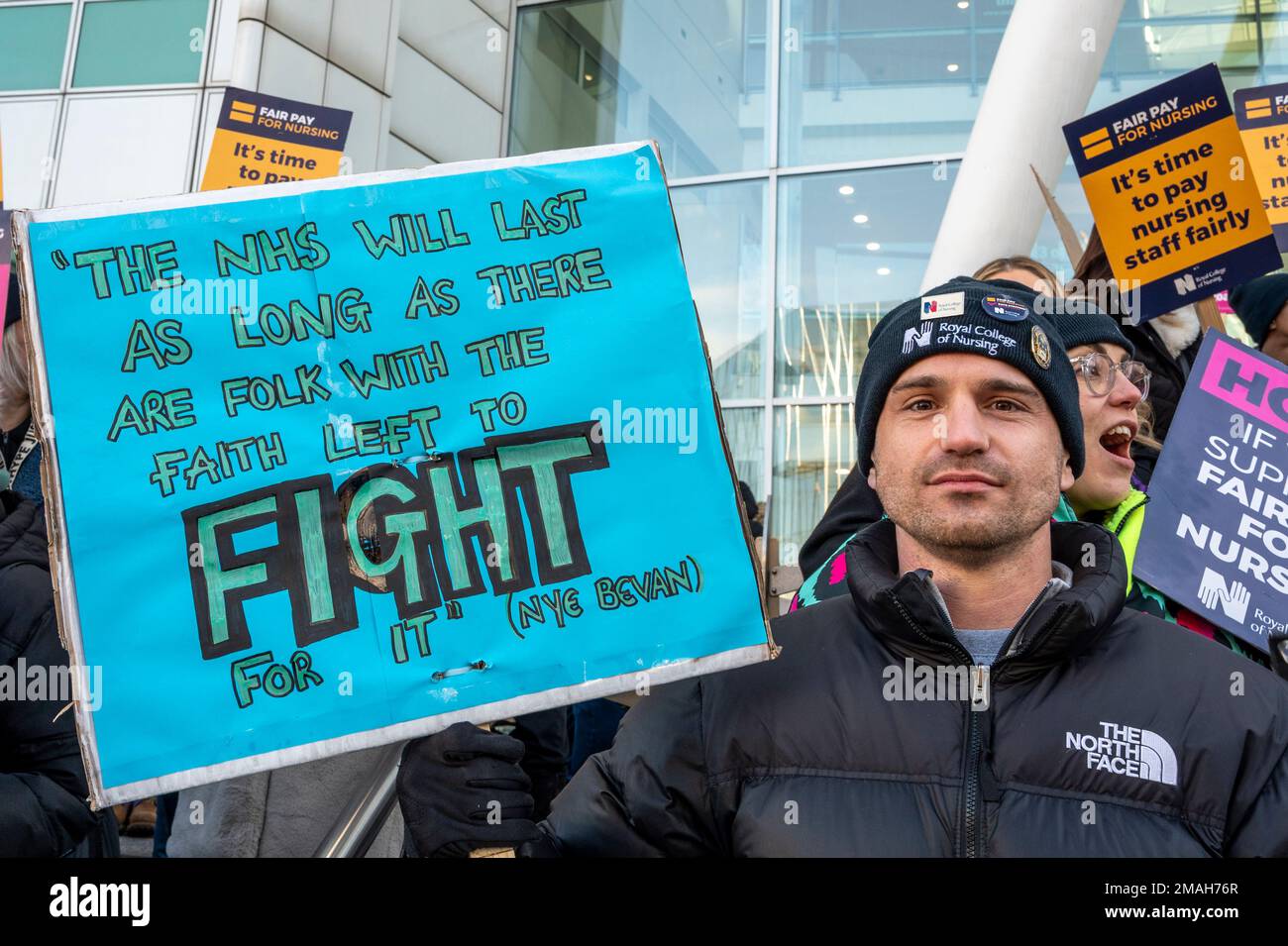 Krankenschwestern außerhalb des UCH-Krankenhauses, streikend nach besserer Bezahlung/Personalausstattung. Ein Krankenpfleger mit Plakat „NHS wird so lange bestehen, wie es Leute gibt, die dafür kämpfen können“ Stockfoto