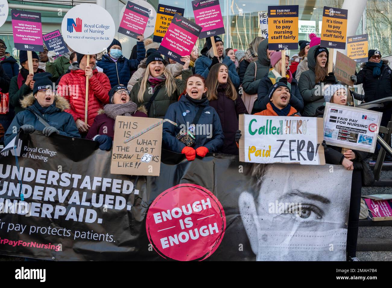 Krankenschwestern außerhalb des UCH Hospital, London, streikend nach mehr Gehalt und Personal mit Plakaten „Named Hero, Paid Zero“, „unterbesetzt, unterbewertet, unterbezahlt“. Stockfoto