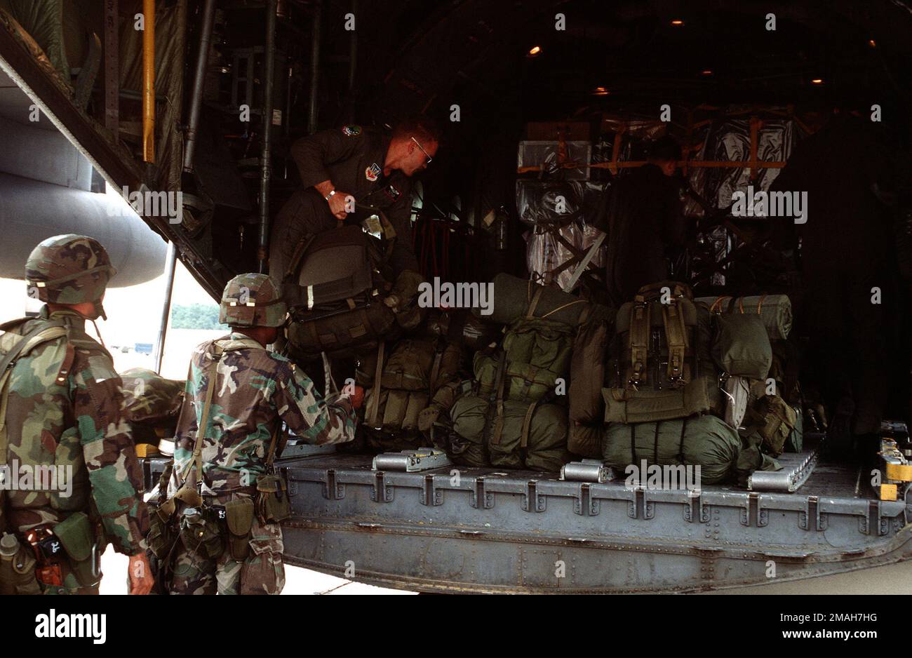 Air Force Truppen der 3. APS (Aerial Port Squadron) halfen dem 5. Mobile Army Surgical Hospital (MASH), Fort Bragg, NC, Ausrüstung an Bord eines C-130-Flugzeugs zur Unterstützung der Operation hochzuladen (genaues Datum unbekannt). Betrifft Operation/Serie: PHOENIX SHARK Base: Luftwaffenstützpunkt Pope Staat: North Carolina (NC) Land: Vereinigte Staaten von Amerika (USA) Stockfoto