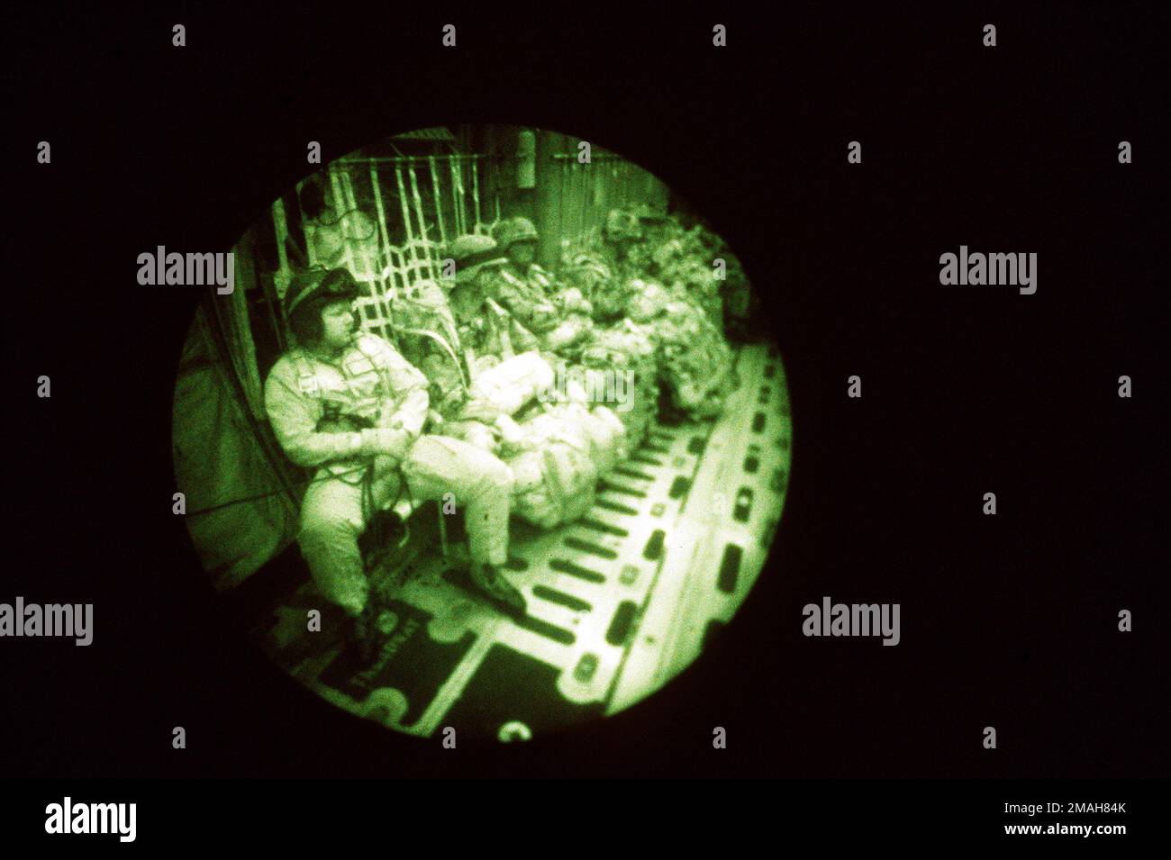 Nach den letzten Vorbereitungen warten Soldaten der 2. Bataillon 10. Special Forces Group (Airborne) auf ihre Abwurfzone. Der Sprung war Teil einer gemeinsamen Spezialübung zwischen den Amerikanern und den Briten (genaues Datum unbekannt). Betroffene Operation/Serie: Land DER BRÜLLENDEN LÖWEN: Unbekannt Stockfoto