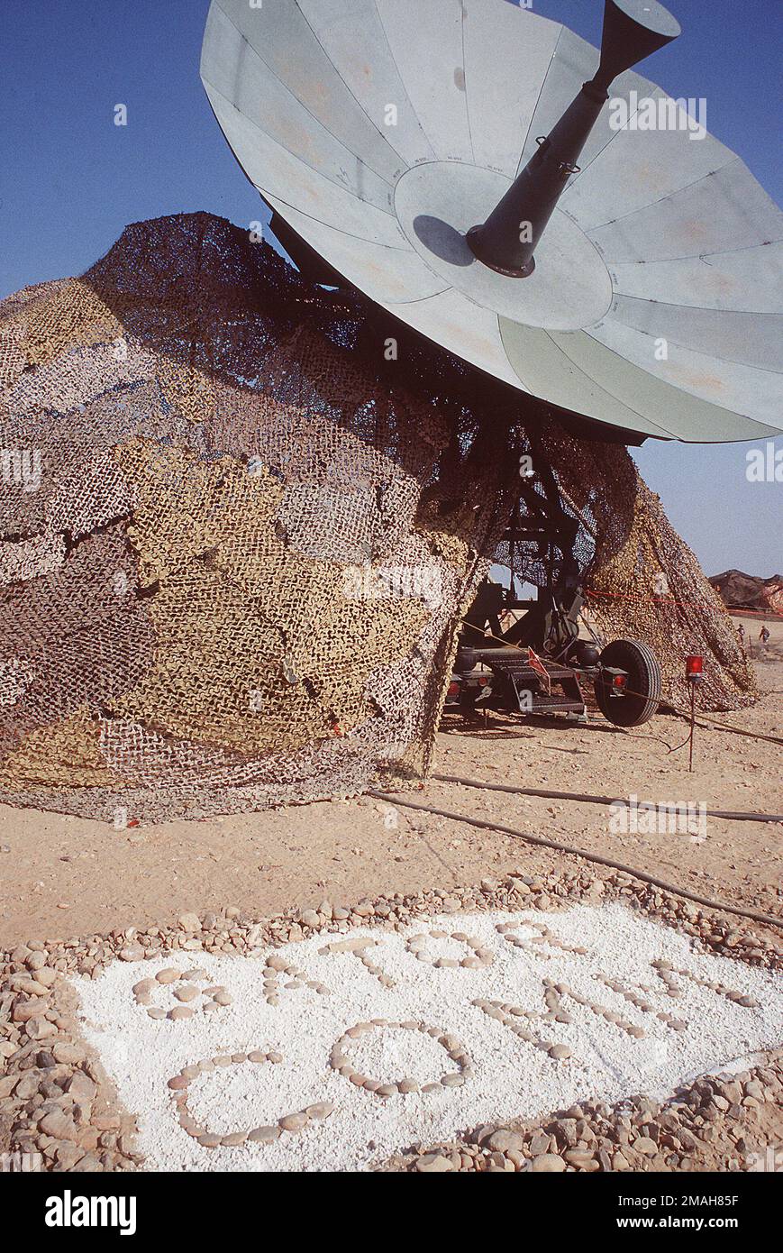 Satellitenschüssel, benutzt von der 5. Kampfkommunikationsgruppe, Robins AFB, GA. Betreff Betrieb/Serie: Bright Star 94 Basis: Kairo Land: Ägypten (EGY) Stockfoto