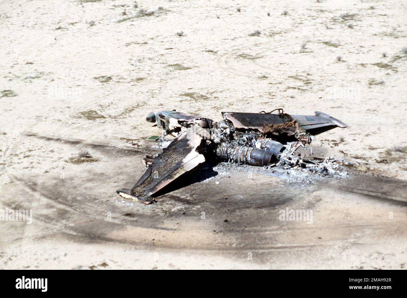 Ein Frogfoot-Flugzeug der SU-25 wurde während der Operation Desert Storm zerstört. Betreff Operation/Serie: STÜTZPUNKT WÜSTENSTURM: Jalibah Luftwaffenstützpunkt Land: Irak (IRQ) Stockfoto