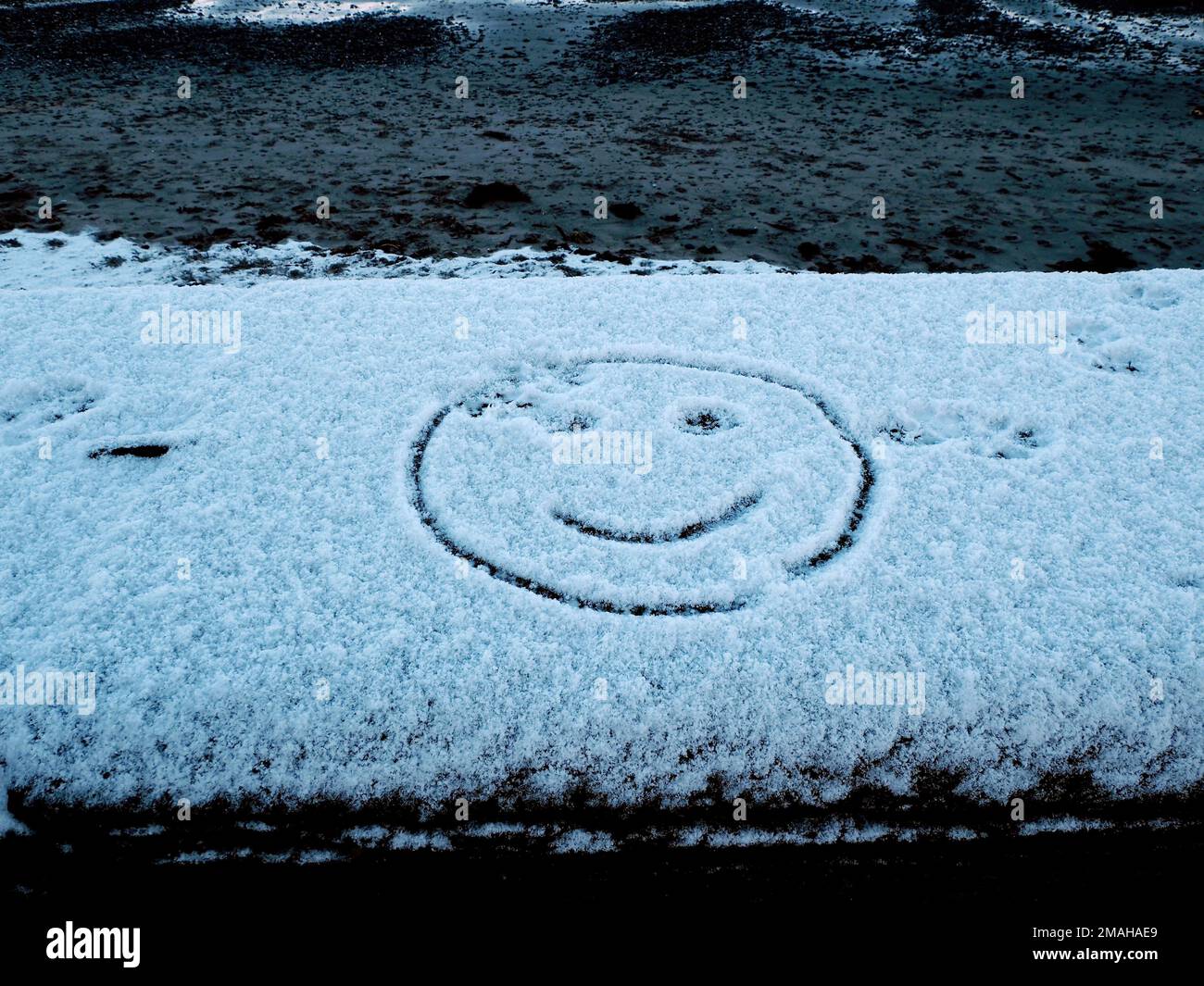Smiley-Gesicht in Schnee Stockfoto