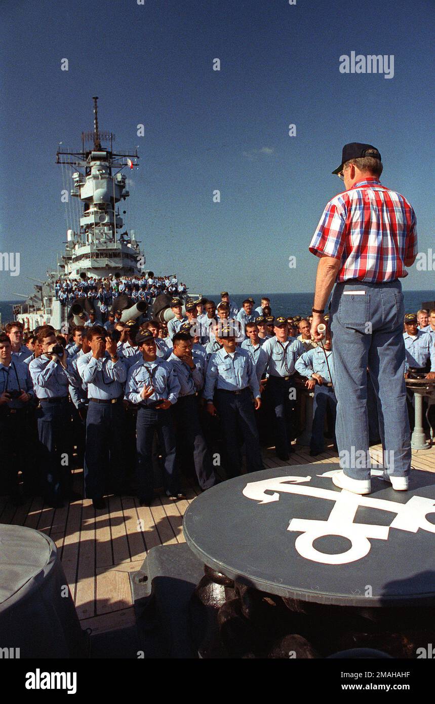 Der Sekretär der Marine H. Lawrence Garrett III spricht mit Besatzungsmitgliedern an Bord des Kriegsschiffs USS WISCONSIN (BB-64) während eines Besuchs des Schiffes, das sich zur Unterstützung der Operation Desert Shield in der Region befindet. Betroffene Operation/Serie: WÜSTENSCHILD Land: Unbekannt Stockfoto