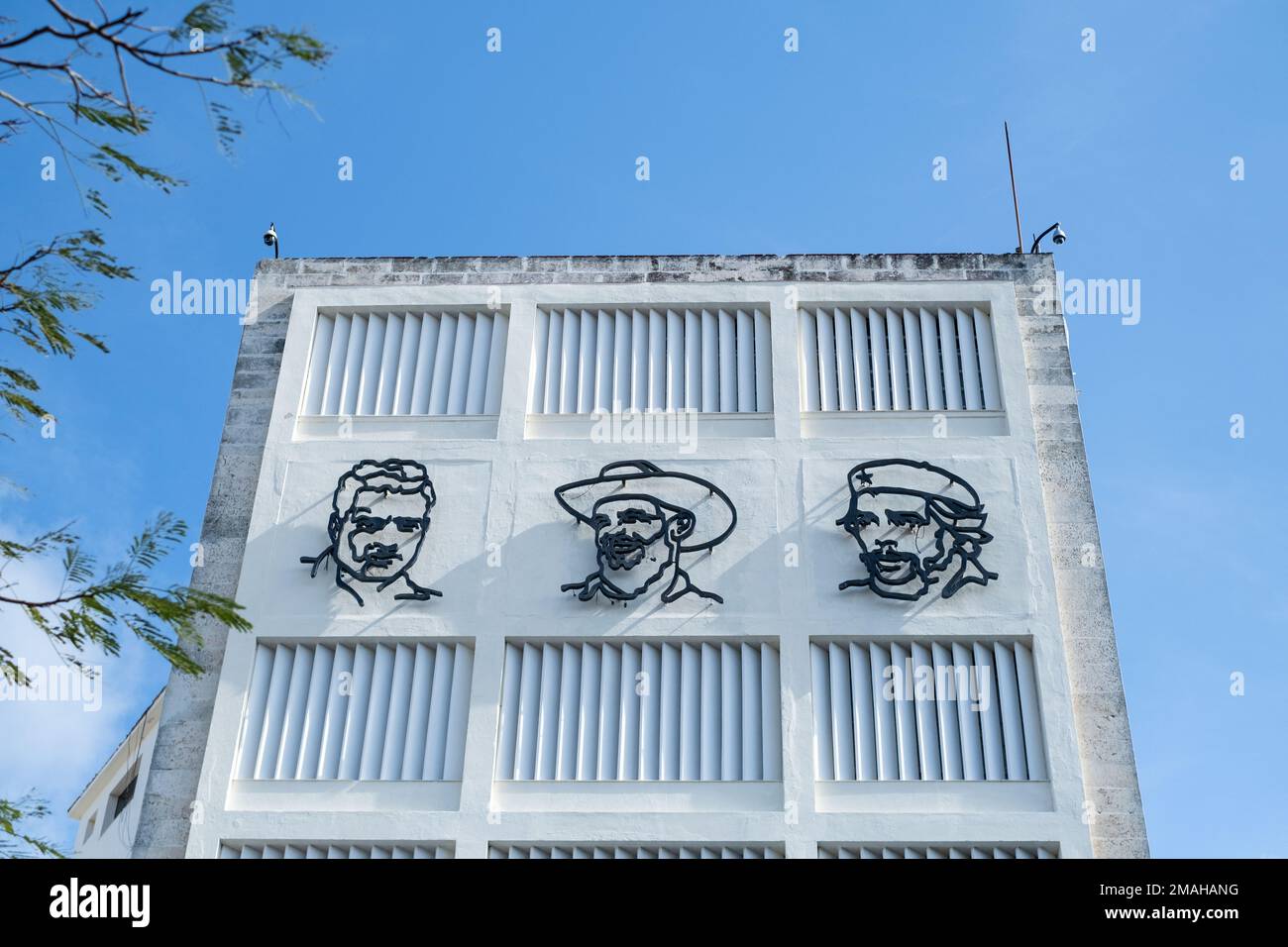 Gebäude mit Metallflächen von Fidel Castro, Ernesto Che Guevara und Camilo Cienfuegos mit Blick auf Plaza 13 de Marzo, Havanna, Kuba Stockfoto