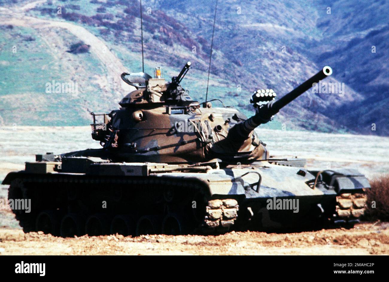 Rechte Vorderansicht eines M60A1-Hauptpanzers. Basis: Marine Corps Basislager Pendleton Bundesstaat: Kalifornien (CA) Land: Vereinigte Staaten von Amerika (USA) Stockfoto