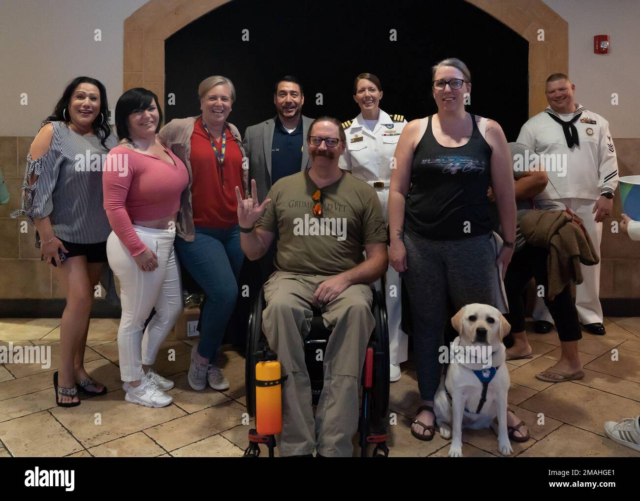 SAN ANONTIO – (26. Mai 2022) NTAG San Antonio kommandierender Offizier, CDR Stephanie Simoni posiert mit Gästen. Stockfoto