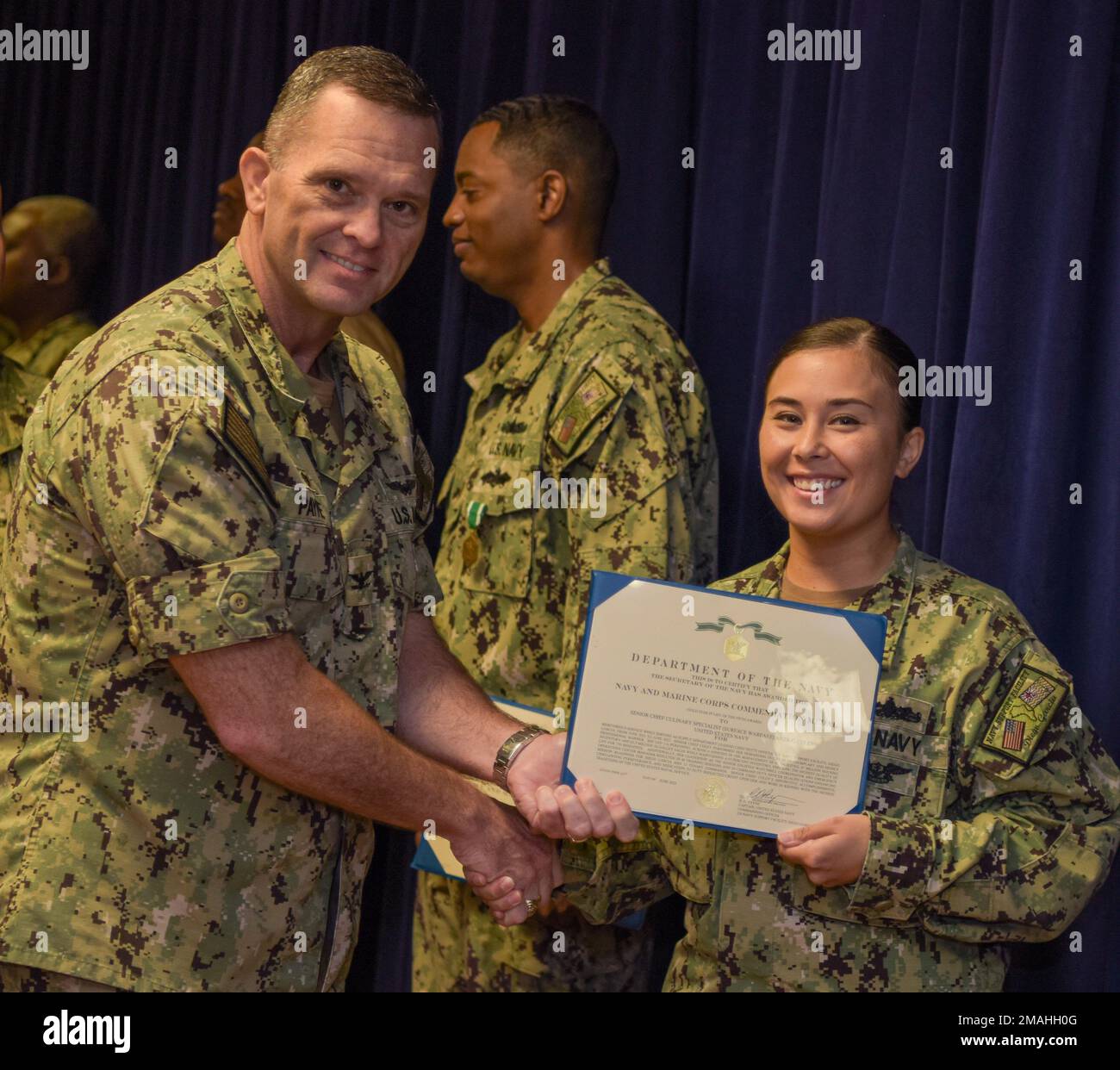 220527-N-EJ241-1010 DIEGO GARCIA, Britisches Territorium im Indischen Ozean (27. Mai 2022) – Senior Chief Culinary Specialist Ariel C. Coley, der der Naval Support Facility (NSF) Diego Garcia zugewiesen wurde, erhält während der Auszeichnungen in den Quartalen eine Navy and Marine Corps Commendation Medal von Kapitän Richard D. Payne, kommandierender Offizier der NSF Diego Garcia. NSF Diego Garcia bietet Logistik-, Service-, Freizeit- und administrative Unterstützung für US-Streitkräfte und Alliierte, die im Indischen Ozean und am Arabischen Golf stationiert sind. Stockfoto