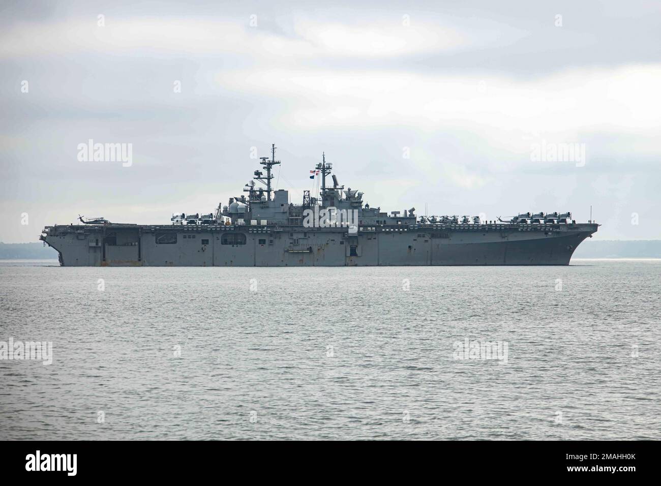 Das Amphibienschiff USS Kearsarge der Klasse Wasp (LHD 3) nähert sich dem Hafen in Tallinn, Estland, für einen Hafenbesuch nach der Übung Siil (Hedgehog) 22, 27. Mai 2022. Die Kearsarge Amphibious Ready Group und startete die 22. Marine Expeditionary Unit unter dem Kommando und der Kontrolle der Task Force 61/2, befindet sich auf einem geplanten Einsatz in den USA Marinestreitkräfte Europa Einsatzgebiet, angestellt von den USA Sechste Flotte, die die Interessen der USA, Allied und Partner verteidigt. Stockfoto