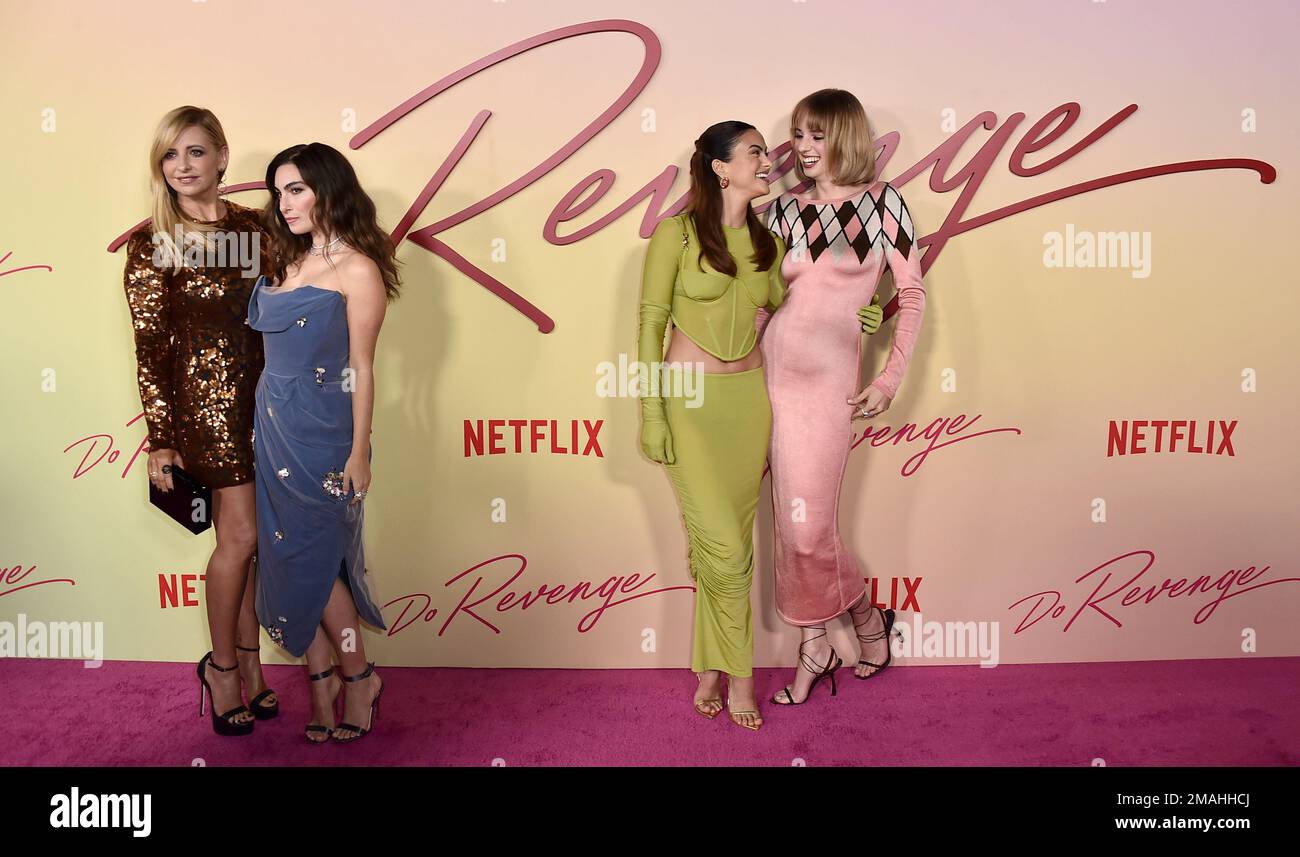 From left, Sarah Michelle Gellar, Jenn Kaytin Robinson, Camila Mendes and Maya Hawke arrive at the premiere of "Do Revenge," Wednesday, Sept. 14, 2022, at Netflix on Vine TUDUM Theater in Los Angeles. (Photo by Jordan Strauss/Invision/AP) Stockfoto