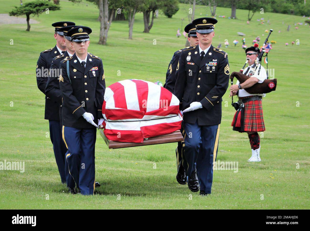 Soldaten der New York Army National Guard tragen die Überreste des Korean war MIA CPL. Robert Charles Agard Jr. während seiner Bestattungszeremonie am 27. Mai 2022 auf dem Forest Lawn Memorial Park Cemetary in Elmira, New York. Agard kehrte nach mehr als 70 Jahren nach seinem Tod in Nordkorea als vermisst zurück. Stockfoto