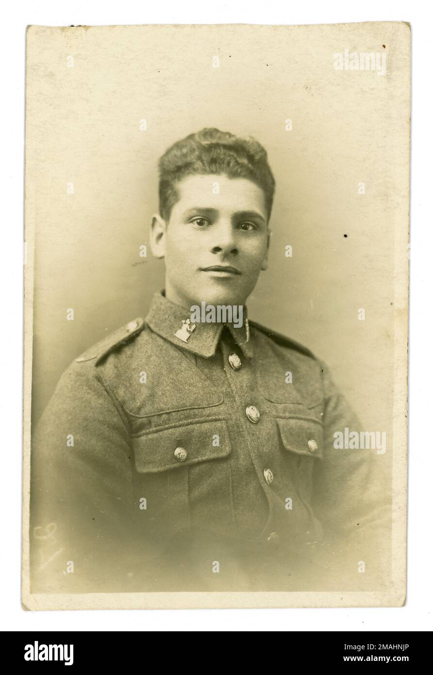 Originale Studiopostkarte aus dem WW1. Jahrhundert eines jungen Mannes im Royal Norfolk Regiment. Großbritannien etwa 1916 Stockfoto