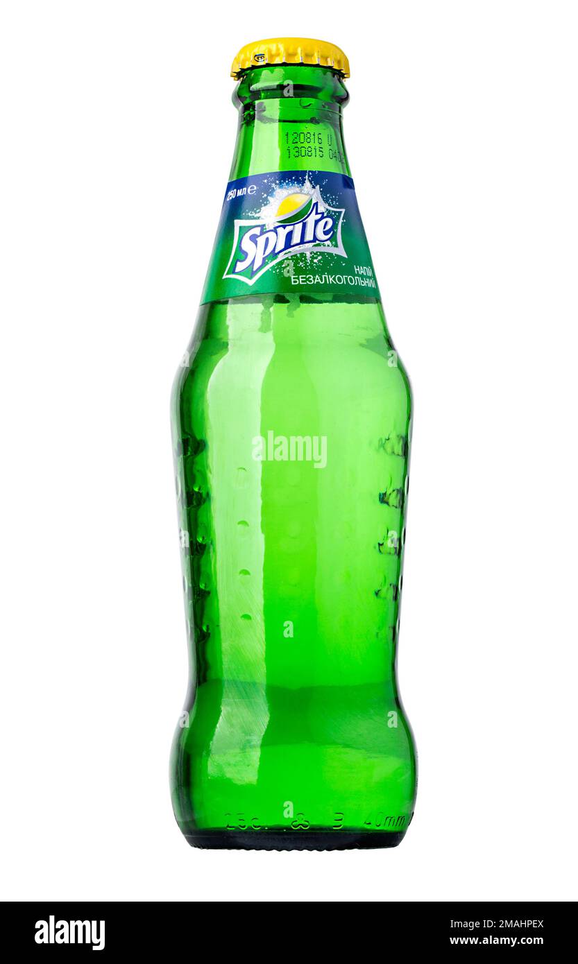 CHISINAU, MOLDAU - 05. Dezember 2015: Sprite-Glasflasche auf weißem Hintergrund. Sprite ist ein berühmtes alkoholfreies Getränk mit Zitronen- und Limettengeschmack, Crema Stockfoto