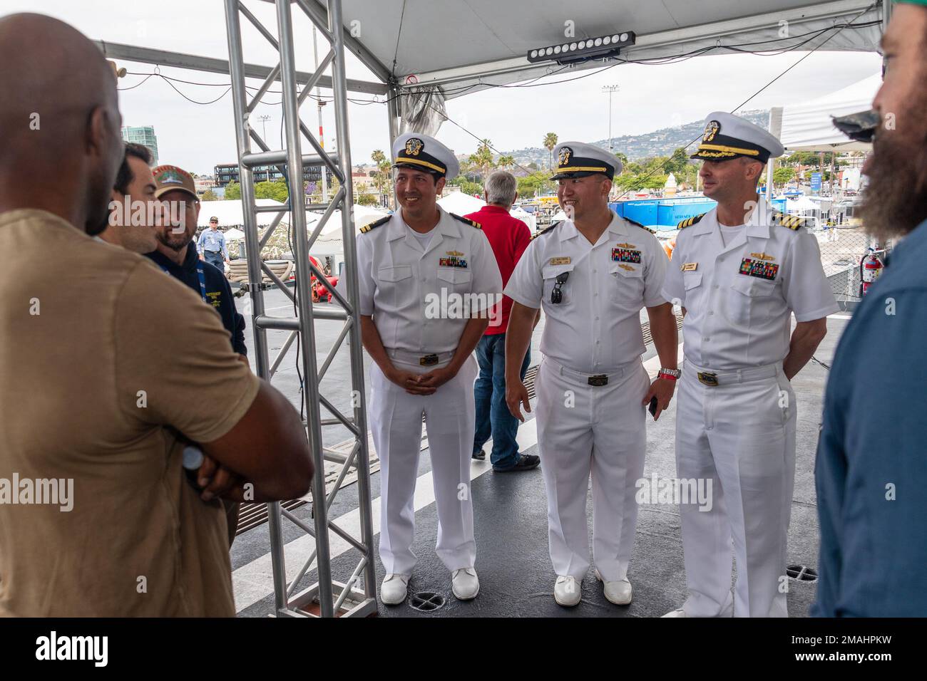 220527-N-VQ947-1019 LOS ANGELES (27. Mai 2022) – Seeleute treffen sich mit der Besetzung und Crew der Streaming-Serie „The Terminal List“ an Bord des pensionierten Schlachtschiff USS Iowa (BB-61) in der Los Angeles Fleet Week, 27. Mai 2022. Die LAFW bietet der amerikanischen Öffentlichkeit Gelegenheit, mit ihren Teams der Marine, des Marine Corps und der Küstenwache zusammenzutreffen und die amerikanischen Seeverkehrsdienste zu erleben. Während der Flottenwoche nehmen Mitglieder des Dienstes an verschiedenen gemeinnützigen Veranstaltungen Teil, präsentieren der Gemeinde Fähigkeiten und Ausrüstung und genießen die Gastfreundschaft von Los angles und seiner Umgebung. Stockfoto