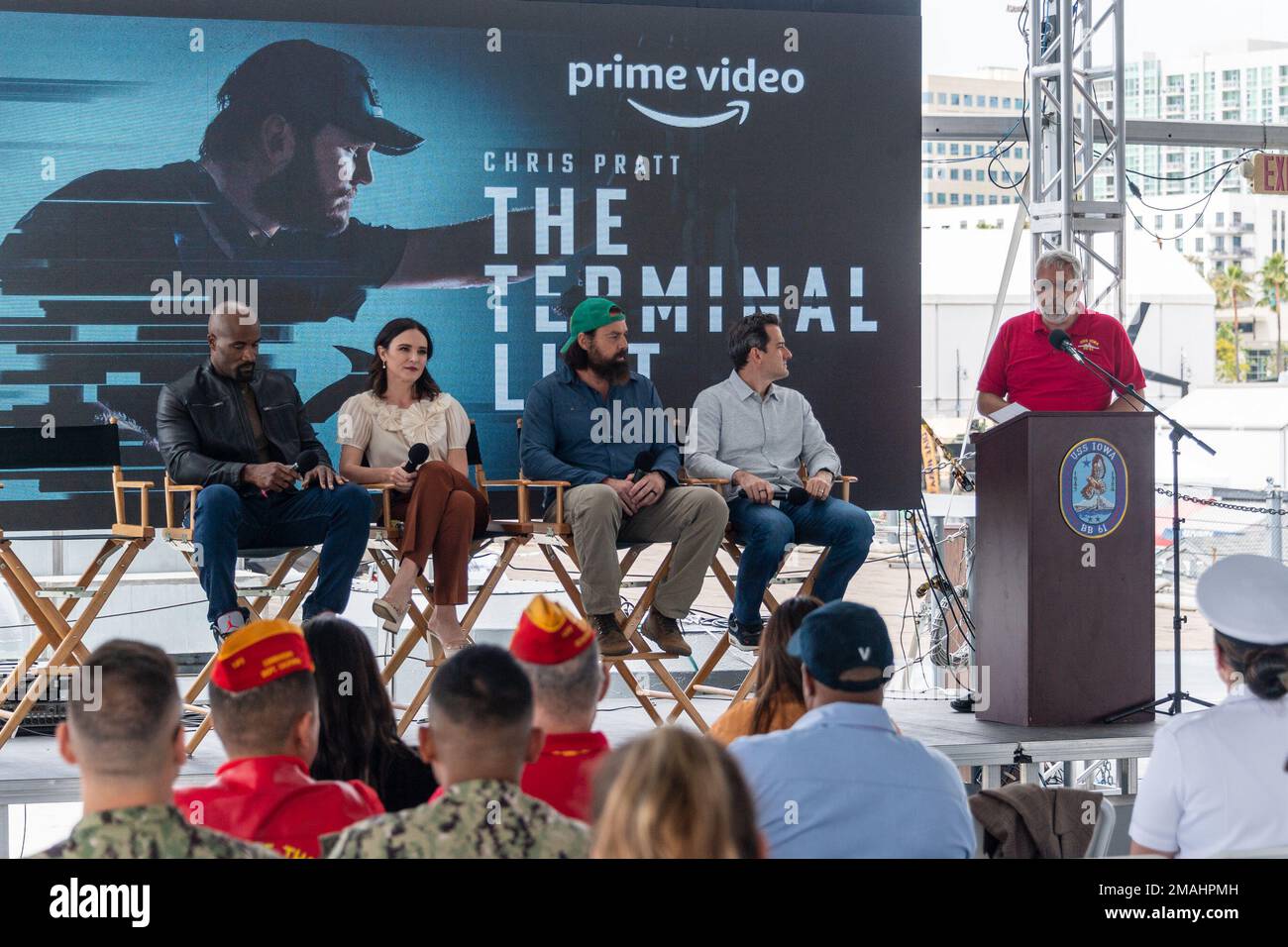 220527-N-VQ947-1069 LOS ANGELES (27. Mai 2022) – die Besetzung und Besatzung der Streaming-Serie „The Terminal List“ halten an Bord des pensionierten Schlachtschiff USS Iowa (BB-61) in der Los Angeles Fleet Week am 27. Mai 2022 ein Panel für Matrosen und Marines ab. Die LAFW bietet der amerikanischen Öffentlichkeit Gelegenheit, mit ihren Teams der Marine, des Marine Corps und der Küstenwache zusammenzutreffen und die amerikanischen Seeverkehrsdienste zu erleben. Während der Flottenwoche nehmen Mitglieder des Dienstes an verschiedenen gemeinnützigen Veranstaltungen Teil, präsentieren der Gemeinde Fähigkeiten und Ausrüstung und genießen die Gastfreundschaft von Los angles und seiner Umgebung. Stockfoto