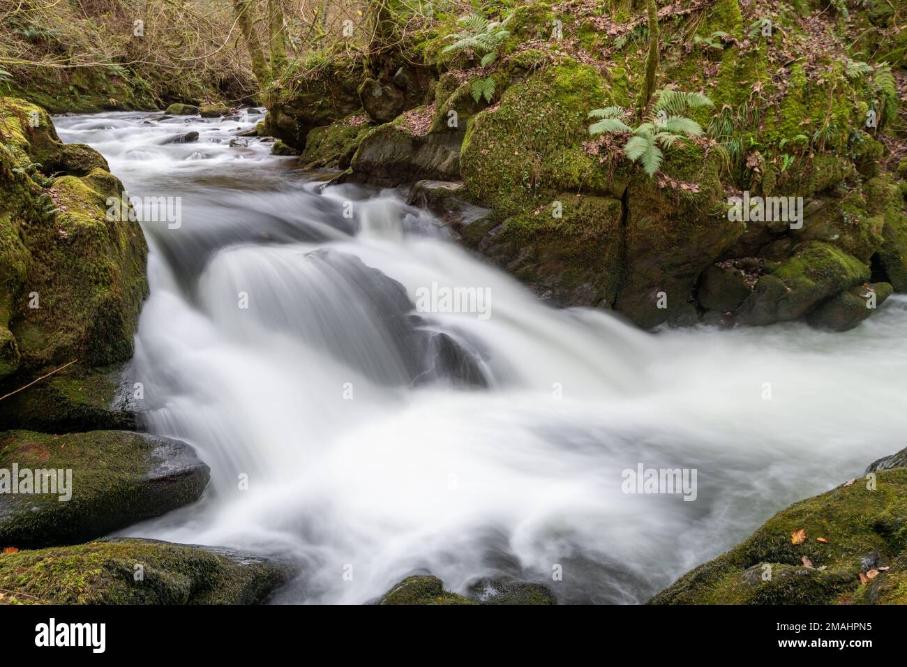 Lange Exposition eines Wasserfalls auf dem East Lyn Fluss Bei Watersmeet im Exmoor National Park Stockfoto