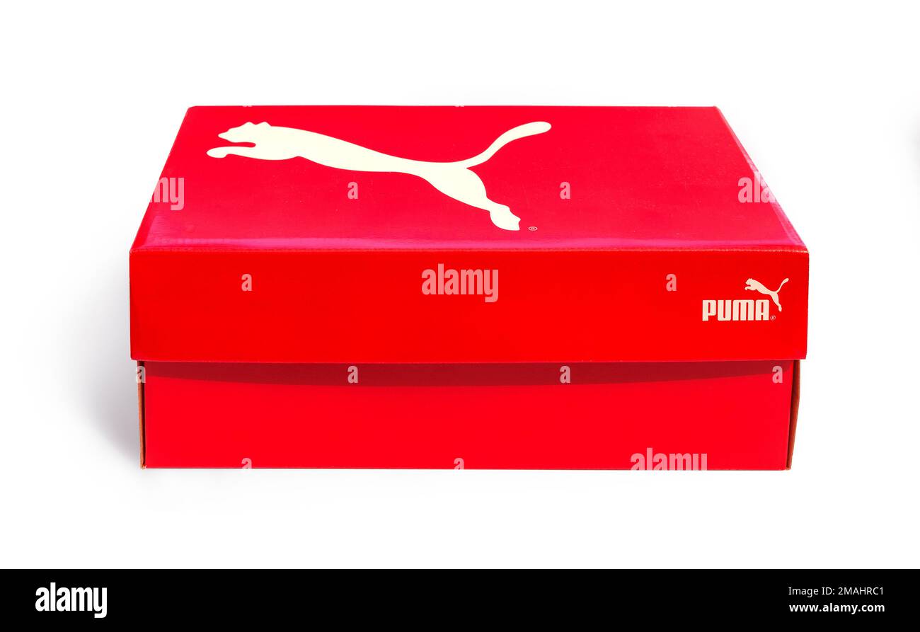 Pomos, Zypern - 04. September 2017: Ein Schuhkarton mit isoliertem Hintergrund. Puma, ein deutsches multinationales Unternehmen. Isoliert auf weiß. Pr Stockfoto