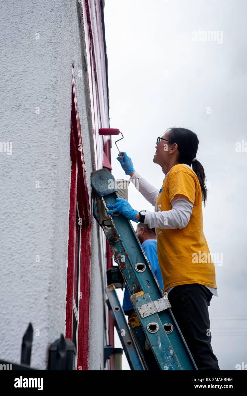 Freiwillige des Programms „Habitat for Humanity“ streichen während einer Veranstaltung zur Unterstützung der Flottenwoche von Los Angeles am 27. Mai 2022 das Haus eines pensionierten Veteranen. Der Zweck der Flottenwoche besteht darin, die Fähigkeiten des Navy-Marine-Corps-Teams zu demonstrieren und der Gemeinde mit Veranstaltungen, statischen Darstellungen und persönlichen Interaktionen zwischen den Mitgliedern des Militärs und der Öffentlichkeit etwas zurückzugeben. Stockfoto