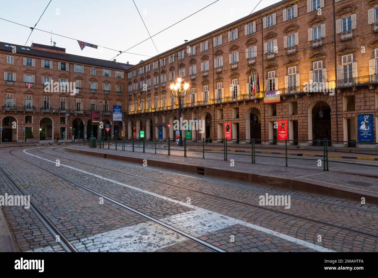 Antike Gebäude mit Säulengängen auf der Piazza Catello, Turin, Italien. Das Gebäude auf der rechten Seite beherbergt das Teatro Regio. Stockfoto