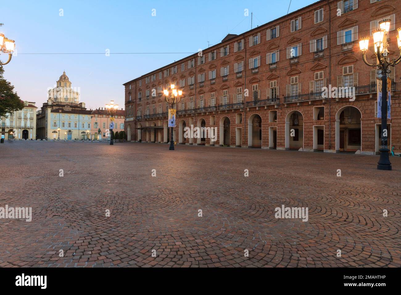 Antike Gebäude mit Säulengängen und Kirche San Lorenzo (Königliche Kirche des Heiligen Lorenz) auf der Piazza Castello, Turin, Italien. Stockfoto