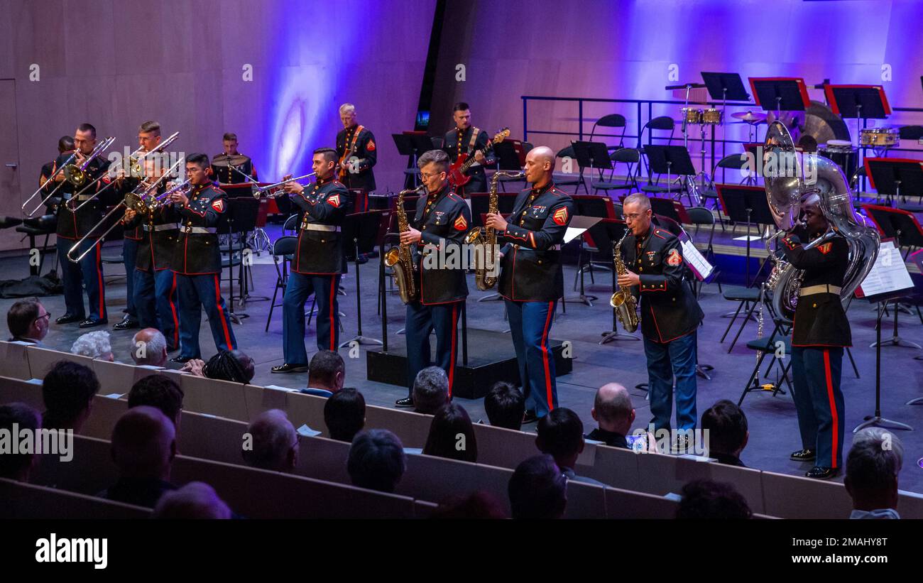 USA Marines der 2D Marine Division Band, treten am 27. Mai 2022 in Cité de la Musique et de la Danse de Soissons, Frankreich, auf. Dies ist ein jährliches formelles Konzert, das der amerikanischen Teilnahme am Ersten Weltkrieg gedenkt Stockfoto